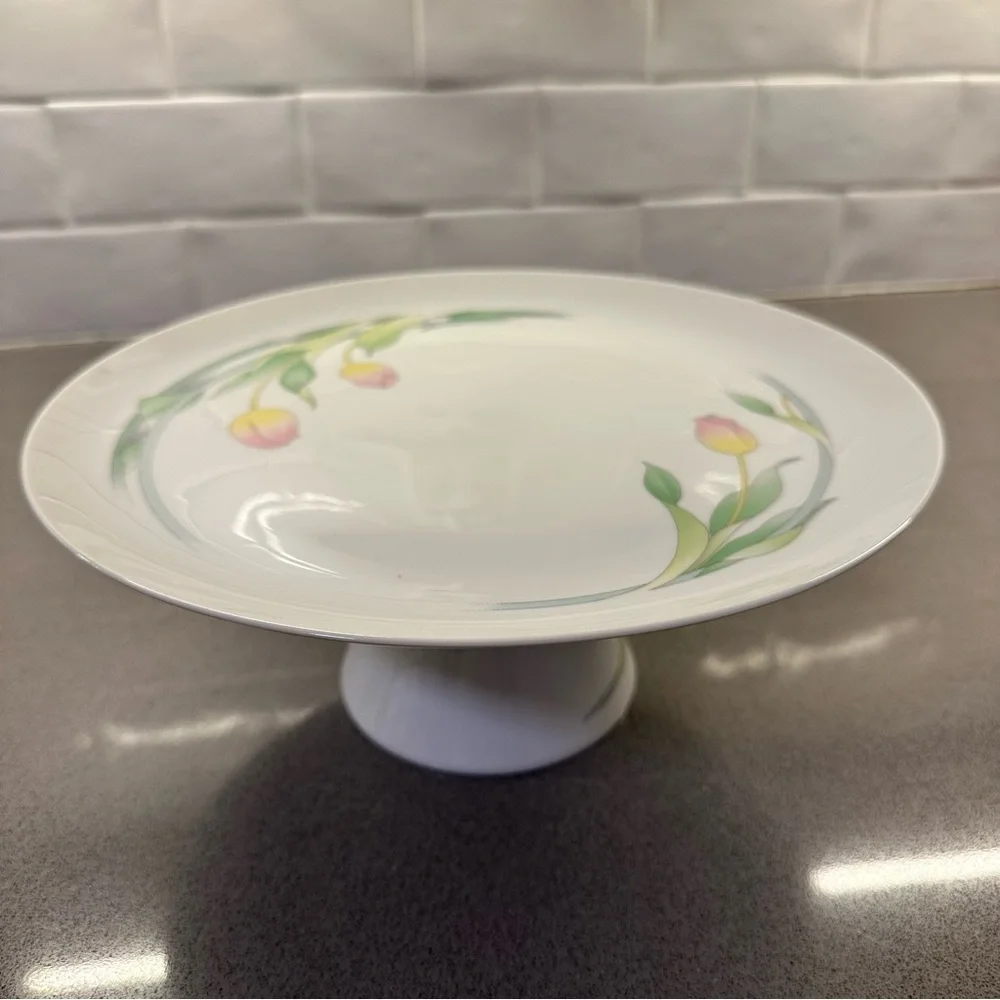 1980s Westbury Toscany Collection Tulips Porcelain Pedestal 10.25” Cake Stand